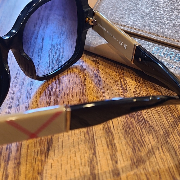 Burberry Sunglasses Black Square Frames Checkered Arms main image 4